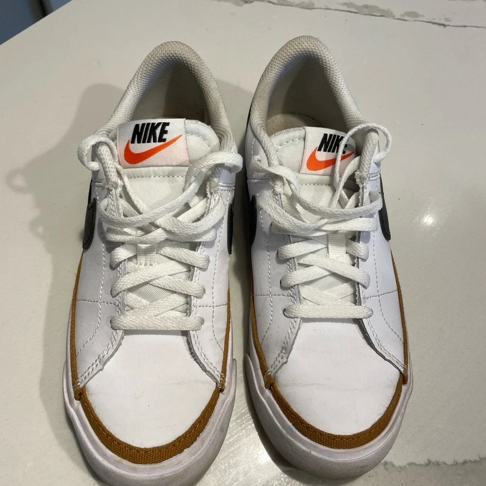 Nike shoes - Picture 4 of 5